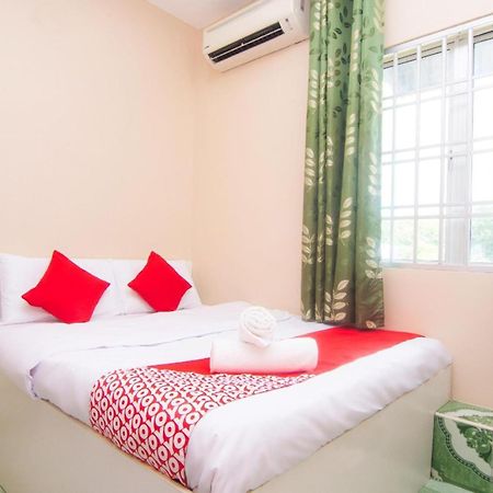 טנג'ונג מלים Oyo 1224 Hotel Hajah Rohayah מראה חיצוני תמונה