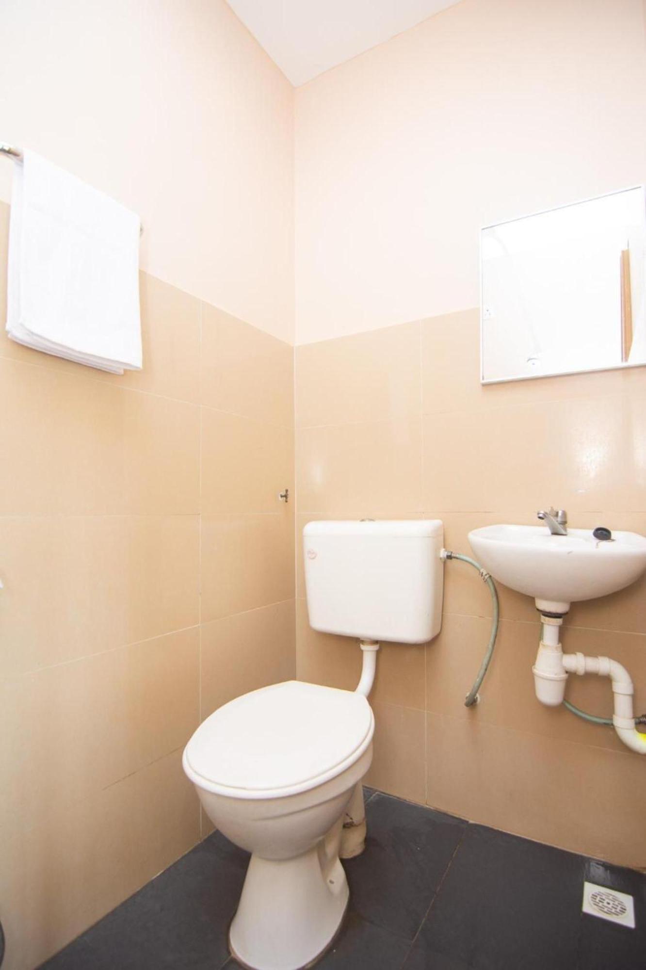 טנג'ונג מלים Oyo 1224 Hotel Hajah Rohayah מראה חיצוני תמונה