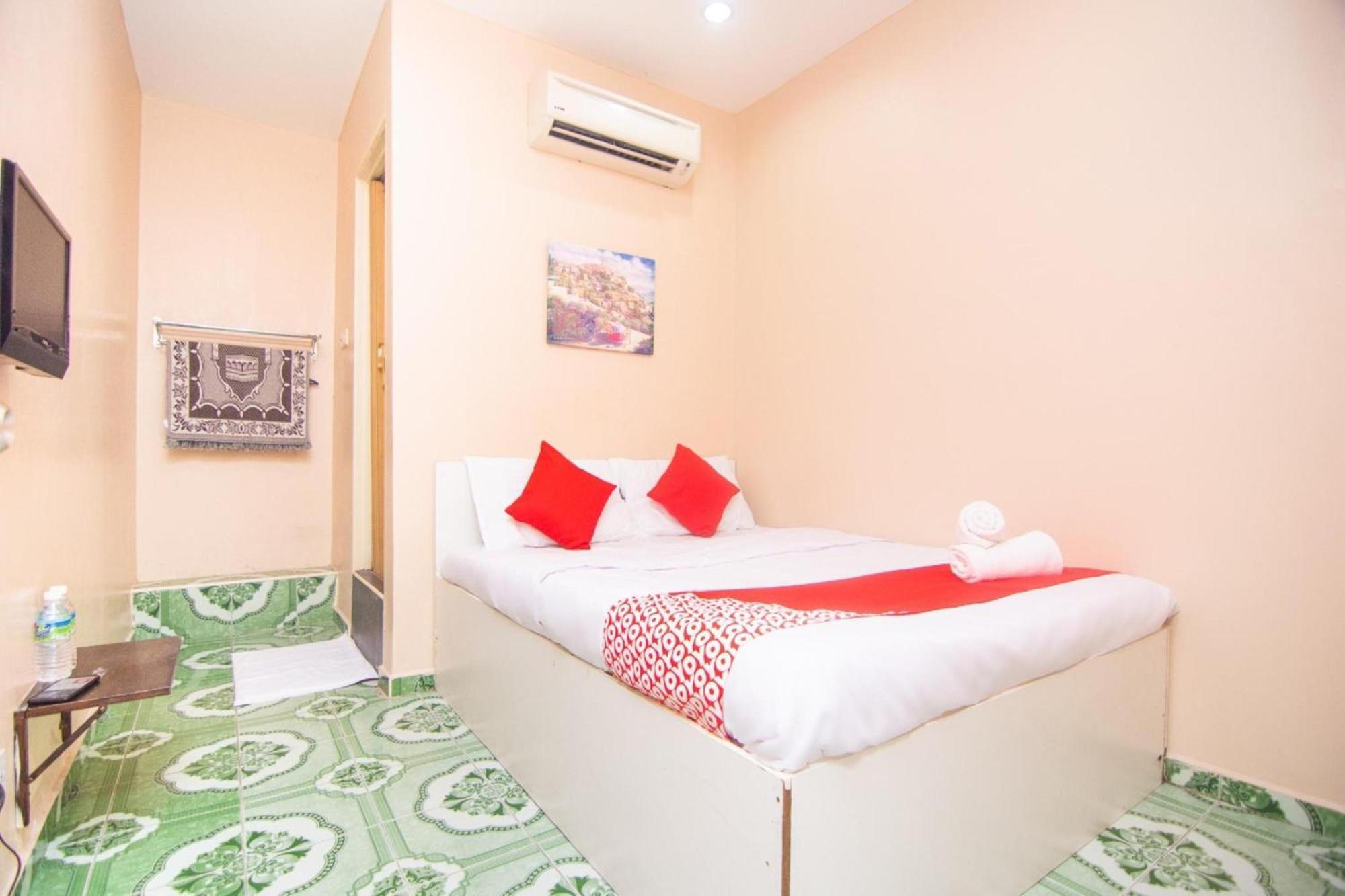 טנג'ונג מלים Oyo 1224 Hotel Hajah Rohayah מראה חיצוני תמונה