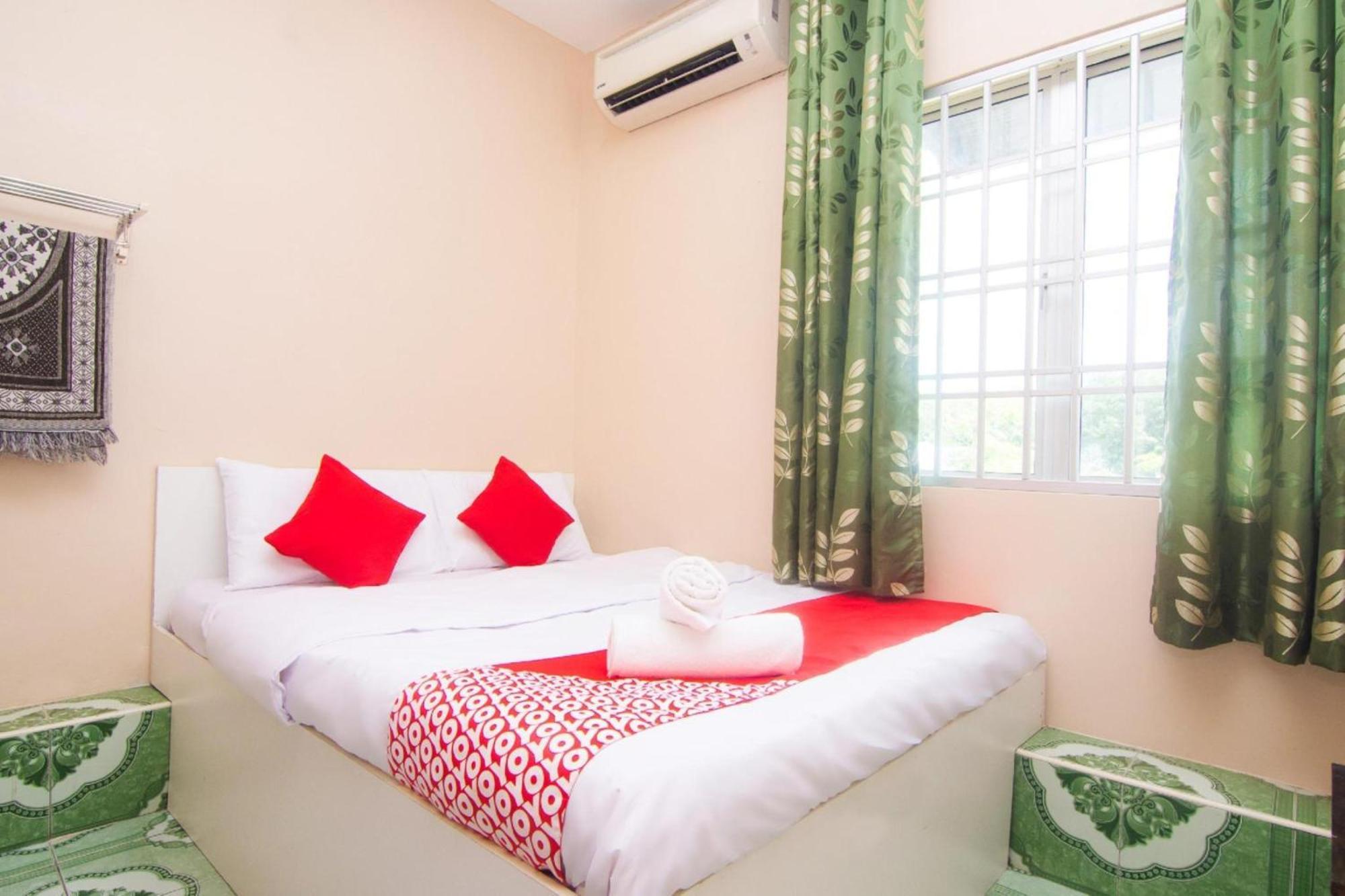 טנג'ונג מלים Oyo 1224 Hotel Hajah Rohayah מראה חיצוני תמונה